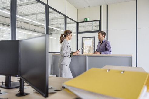 Geschäftsmann und Frau bei einem Treffen in einem Firmenbüro - DIGF05205