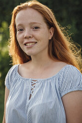 Portrait of redheaded girl - VPIF00926