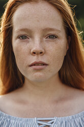 Porträt eines rothaarigen Mädchens - VPIF00928