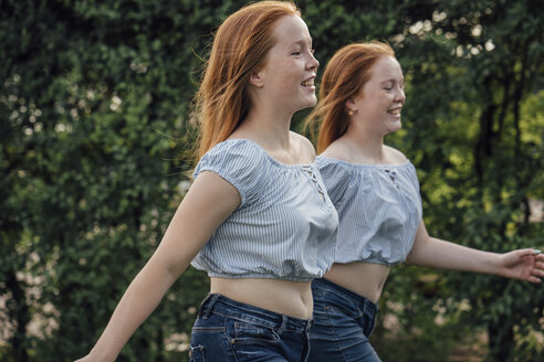 Redheaded twins running - VPIF00932