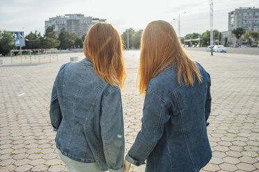 Redheaded twins in the city - VPIF00944
