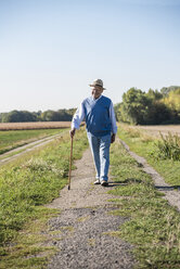 Älterer Mann mit Gehstock, Spaziergang in den Feldern - UUF15494