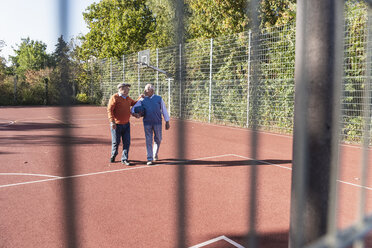Zwei fitte Senioren haben Spaß auf einem Basketballfeld - UUF15550