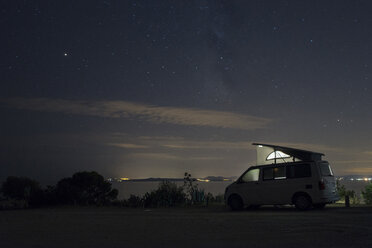 Spanien, Katalonien, Costa Brava, Barcelona, Wohnmobil bei Nacht, Milchstraße - SKCF00536