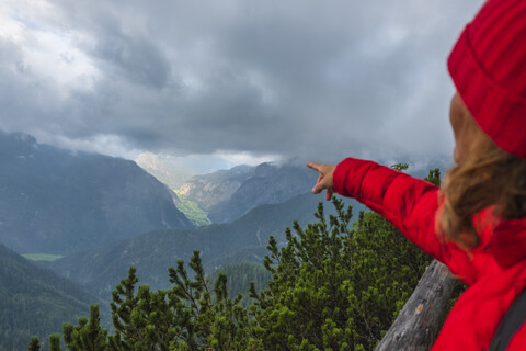 Österreich, Salzburger Land, Berchtesgadener Alpen, Blick vom Persailhorn, Wanderin zeigt mit dem Finger ins Tal, lizenzfreies Stockfoto