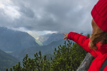 Österreich, Salzburger Land, Berchtesgadener Alpen, Blick vom Persailhorn, Wanderin zeigt mit dem Finger ins Tal - HAMF00524