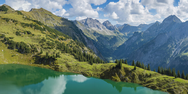 Deutschland, Bayern, Allgäuer Alpen, Blick zum Seealpsee, Oytal, v.l. Großer Wilder, Kleiner Wilder und Höfats - WGF01268