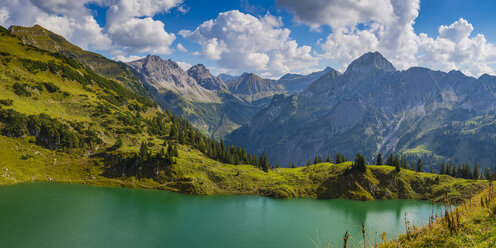 Deutschland, Bayern, Allgäuer Alpen, Blick zum Seealpsee, Oytal, v.l. Großer Wilder, Kleiner Wilder und Höfats - WGF01269