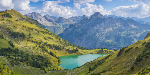 Deutschland, Bayern, Allgäuer Alpen, Blick zum Seealpsee, Oytal, v.l. Großer Wilder, Kleiner Wilder und Höfats - WGF01270