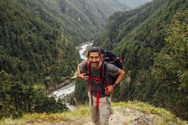 Männlicher Wanderer mit Rucksack auf einem Berg im Sagarmatha-Nationalpark - CAVF49979