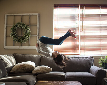 In voller Länge von Mädchen Backflipping auf Couch zu Hause - CAVF50033