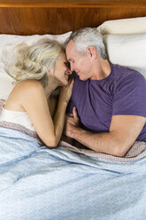 Hohe Winkel Ansicht der liebenden Paar schlafen zusammen auf dem Bett zu Hause - CAVF50047