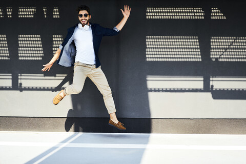 Junger Mann springt in die Luft, lizenzfreies Stockfoto