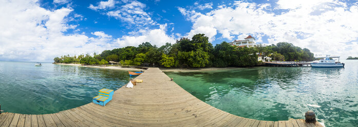 Dominican Republic, Beach Cayo Levantado, wooden pier - AMF06079