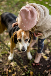 Kleines Mädchen küsst Hund im herbstlichen Garten - PSIF00125