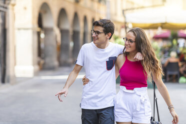 Junges Paar geht zusammen in der Stadt spazieren - WPEF00937
