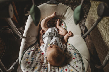 High-Winkel-Ansicht von Baby-Jungen schlafen in Krippe zu Hause - CAVF50096