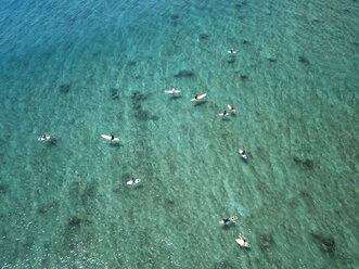 Luftaufnahme von Menschen beim Surfen auf dem Meer an einem sonnigen Tag - CAVF50165