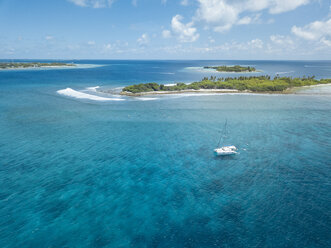 Aerial view of boat on sea against sky during sunny day - CAVF50168