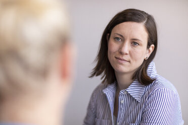 Ärztin im Gespräch mit einem Patienten in einer medizinischen Klinik - CAVF50215