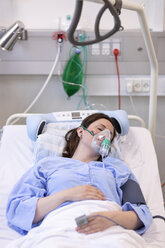 Hohe Winkel Ansicht der weiblichen Patienten tragen Sauerstoffmaske beim Schlafen auf dem Bett im Krankenhaus - CAVF50221