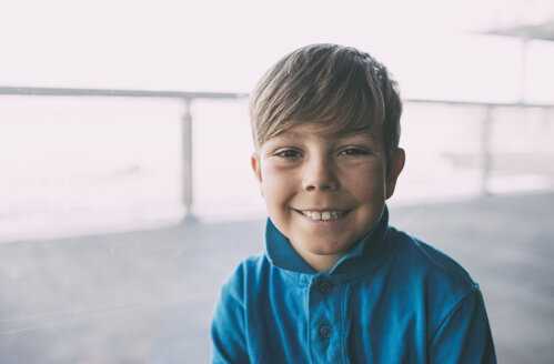 Porträt eines lächelnden Jungen mit blauem T-Shirt - CAVF50266