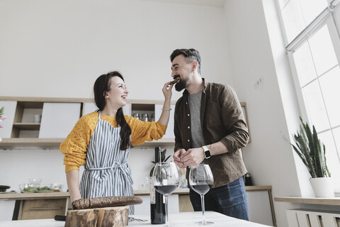 Verliebtes Paar, das gemeinsam Spaß in der Küche hat, lizenzfreies Stockfoto