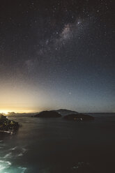 Blick von oben auf das Meer gegen das Sternenfeld bei Nacht - CAVF50348