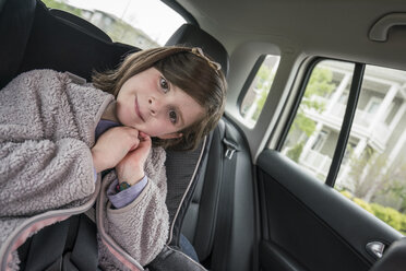 Porträt eines süßen Mädchens im Auto sitzend - CAVF50391