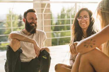 Glückliche Freunde, die sich in der Stadt entspannen - KKAF02479