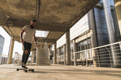Junger Mann fährt Skateboard in der Stadt - KKAF02483