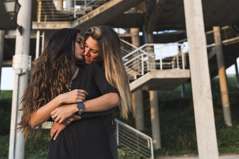 Lesbisches Paar küsst sich im Freien - KKAF02501