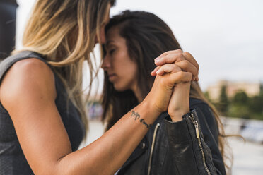 Zärtliches lesbisches Paar hält Hände im Freien - KKAF02514
