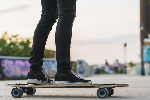 Nahaufnahme einer jungen Frau auf einem Skateboard - KKAF02518