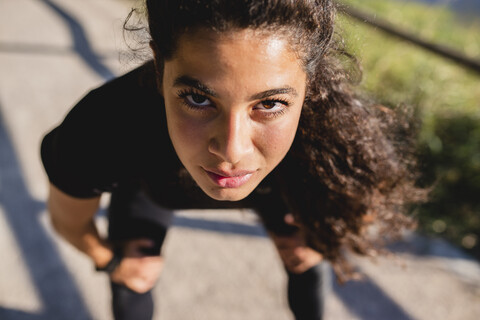 Porträt einer sportlichen jungen Frau, die eine Pause macht, lizenzfreies Stockfoto