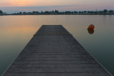 Spanien, Barcelona, Schwimmendes Deck auf dem See in der Morgendämmerung - SKCF00546