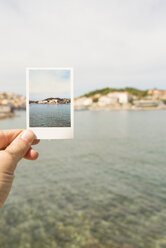 Hand hält Erinnerungsfoto von Port-Vendres - SKCF00553