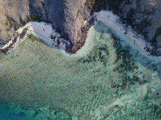 Indonesien, Lombok, Luftaufnahme der Strände von oben - KNTF02145