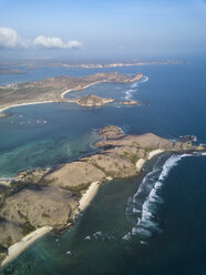 Indonesien, Lombok, Luftaufnahme der Küste - KNTF02148