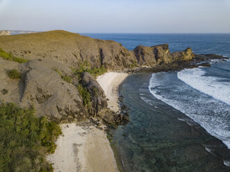 Indonesien, Lombok, Luftaufnahme der Strände - KNTF02149