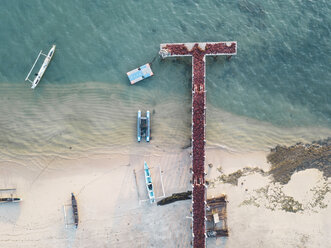 Indonesien, Lombok, Luftaufnahme von Seegras auf dem Pier - KNTF02154