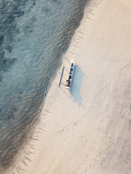 Indonesien, Lombok, Luftaufnahme eines Banca-Boots am Strand - KNTF02155