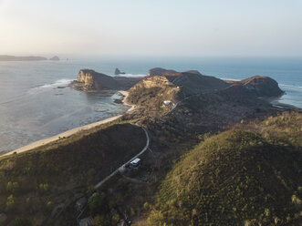 Indonesien, Lombok, Luftaufnahme des Strandes - KNTF02157