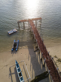 Indonesien, Lombok, Luftaufnahme von Seegras auf dem Pier - KNTF02160