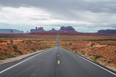 USA, Utah, Leere Straße zum Monument Valley - KKAF02535