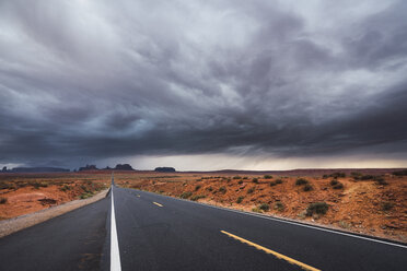 USA, Utah, Leere Straße zum Monument Valley - KKAF02544