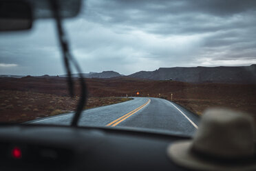 USA, Utah, Autofahrt zum Monument Valley unter einem stürmischen Himmel - KKAF02547