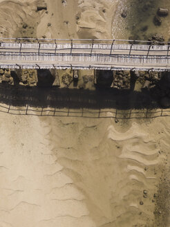 Indonesien, Lombok, Luftaufnahme der alten Brücke - KNTF02168