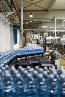 Wasserflaschen auf einem Förderband in einer Fabrik - CAVF50504