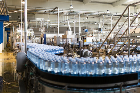 Wasserflaschen auf einem Förderband in der Industrie - CAVF50505